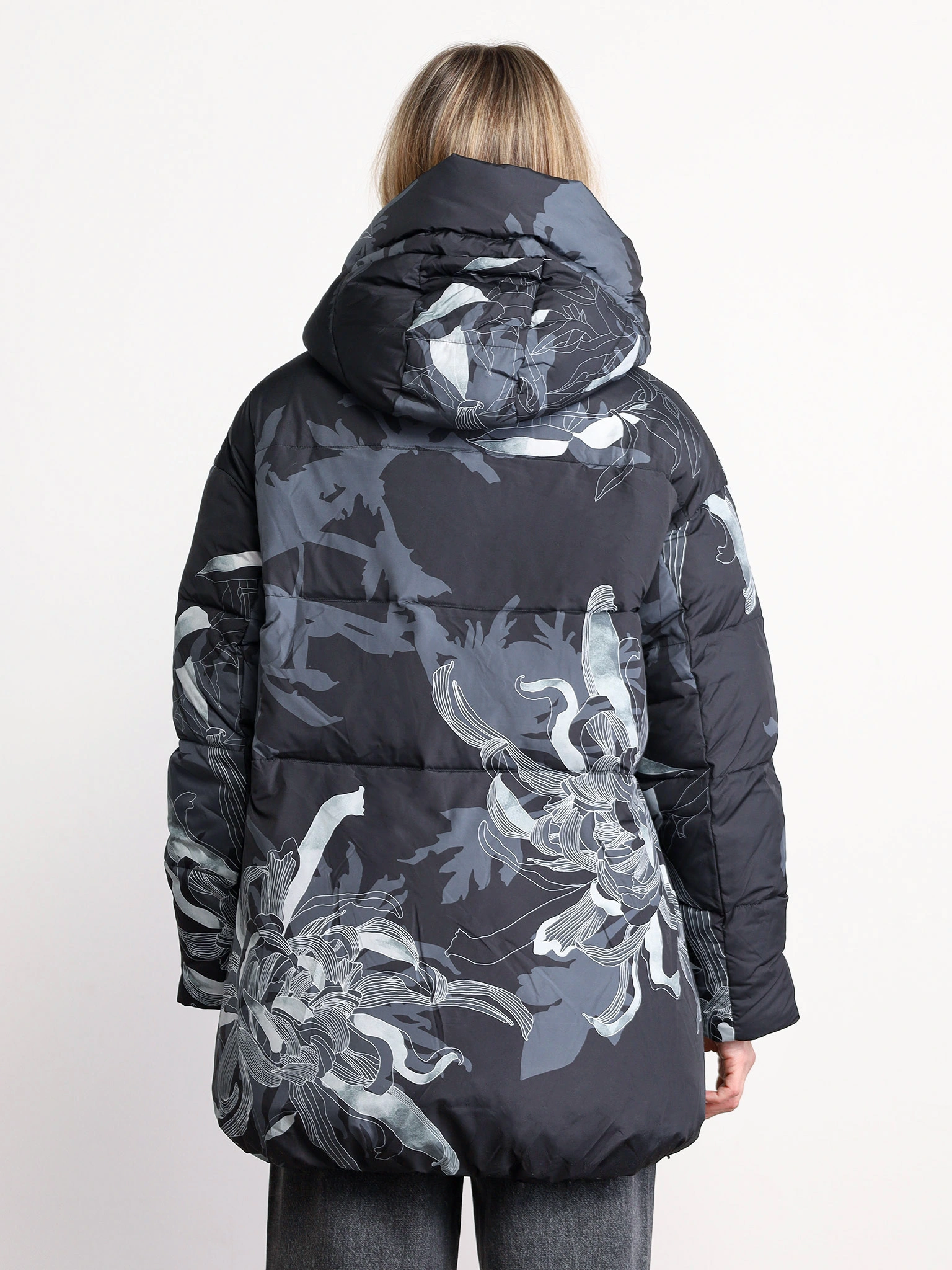 Пуховик с растительным принтом серого цвета с капюшоном